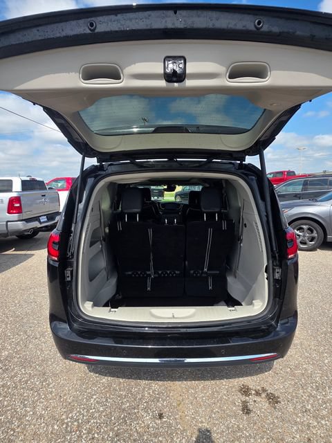 Used 2023 Chrysler Pacifica Limited FWD image 11