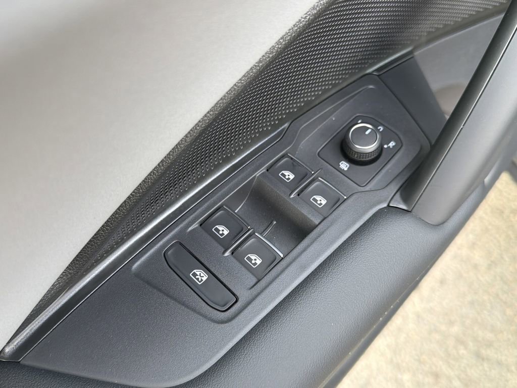 New 2026 Volkswagen Tiguan SE R-Line image 25