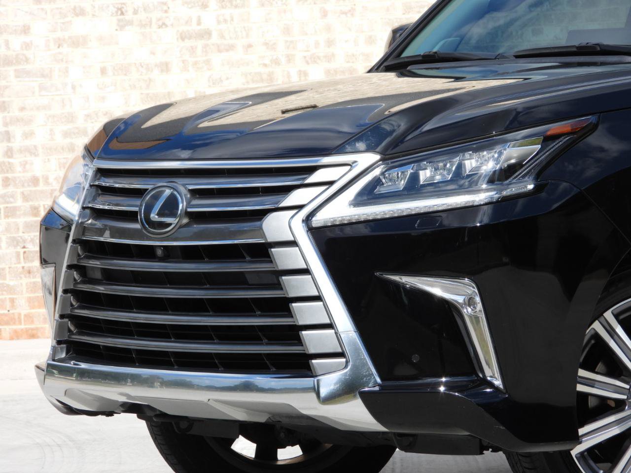Used 2016 Lexus LX 570 4WD w/ 3rd Row & Luxury Pkg image 7