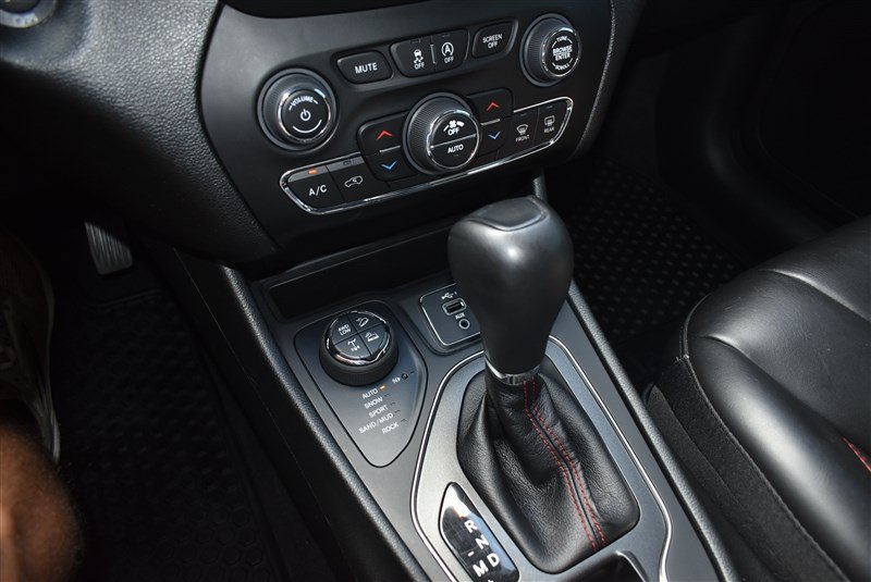 Used 2022 Jeep Cherokee Trailhawk w/ Comfort/Convenience Group AWD/4WD image 19