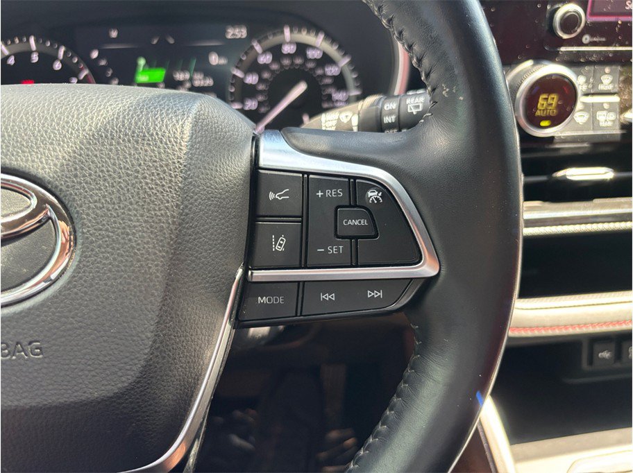 Used 2021 Toyota Highlander XSE FWD image 24