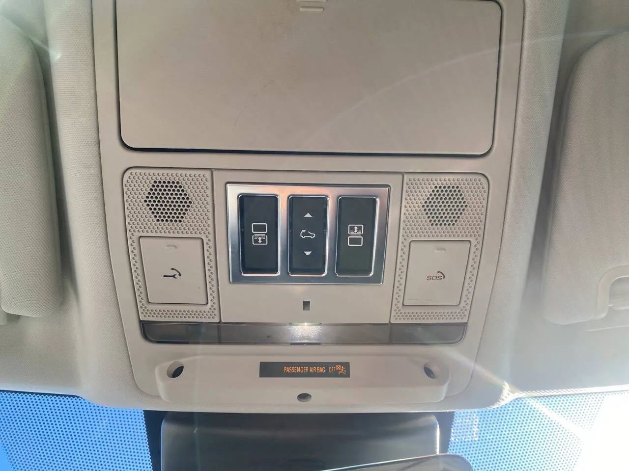 Used 2018 Land Rover Discovery SE image 17