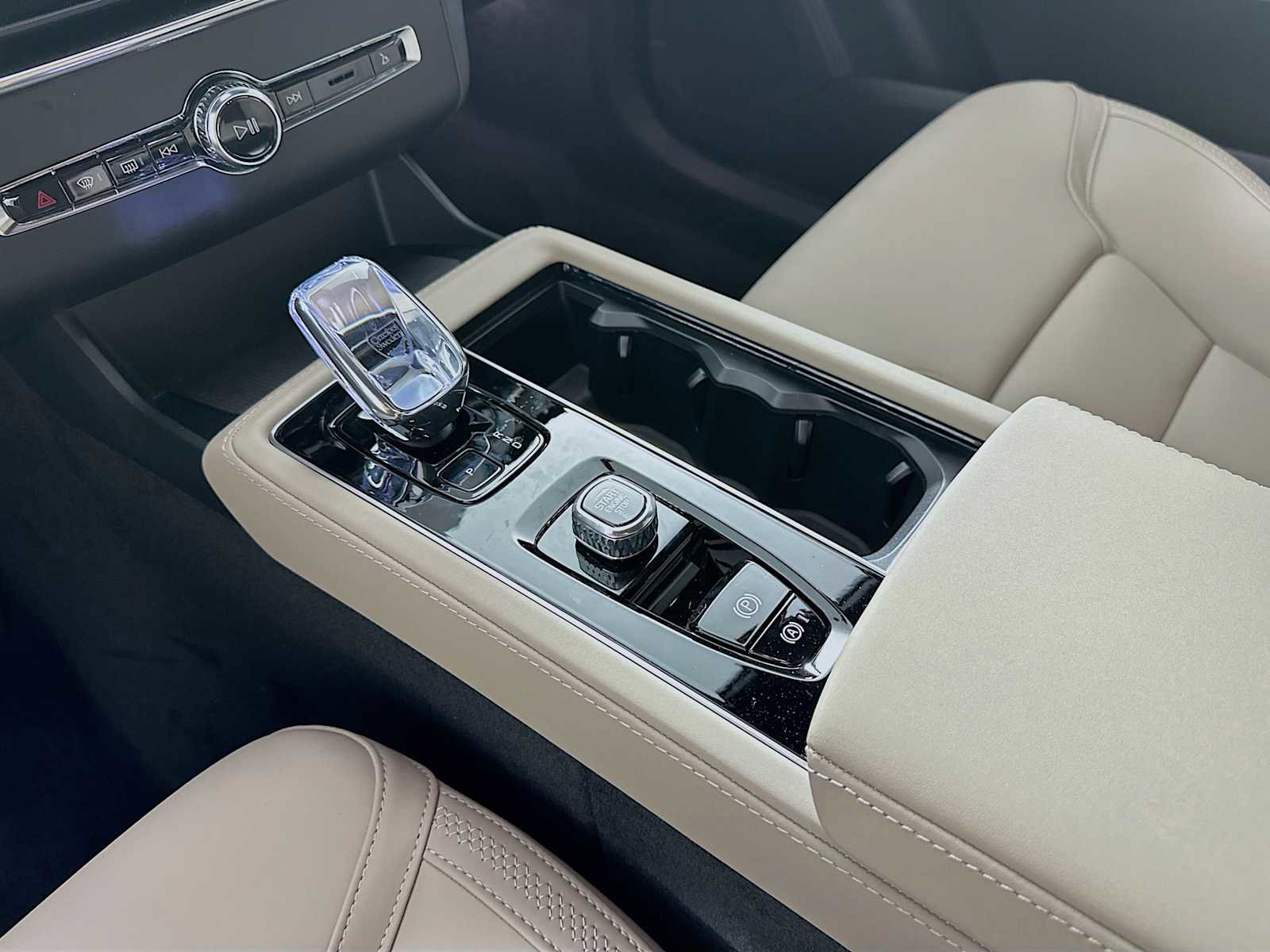 New 2026 Volvo XC90 B6 Plus w/ Protection Package Premier image 16