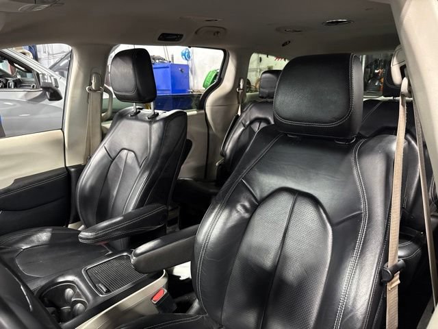 Used 2022 Chrysler Pacifica Touring-L w/ Uconnect Theater Family Group FWD image 10