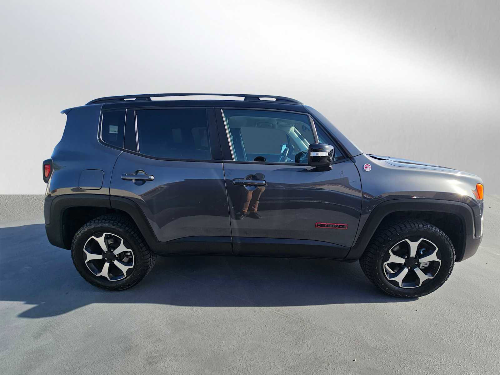 Used 2022 Jeep Renegade Trailhawk AWD/4WD image 2
