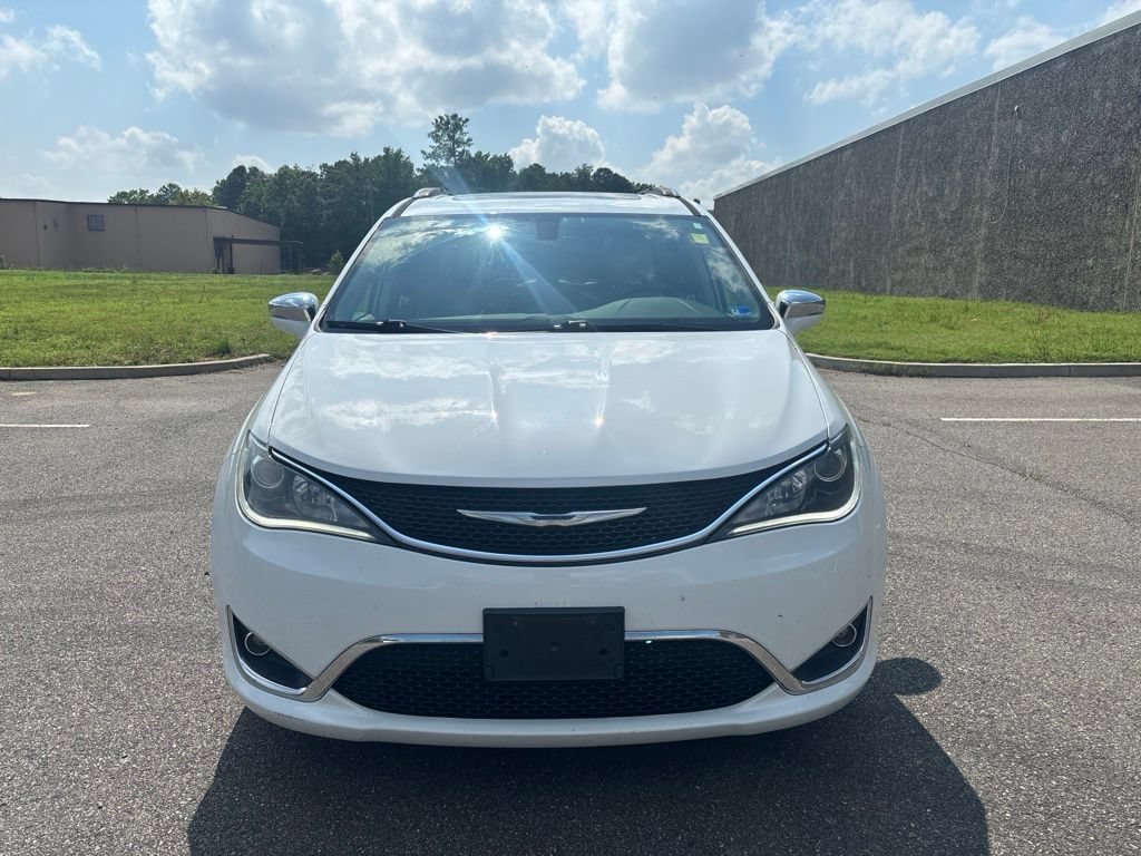 Used 2018 Chrysler Pacifica Limited w/ Tire & Wheel Group FWD image 2