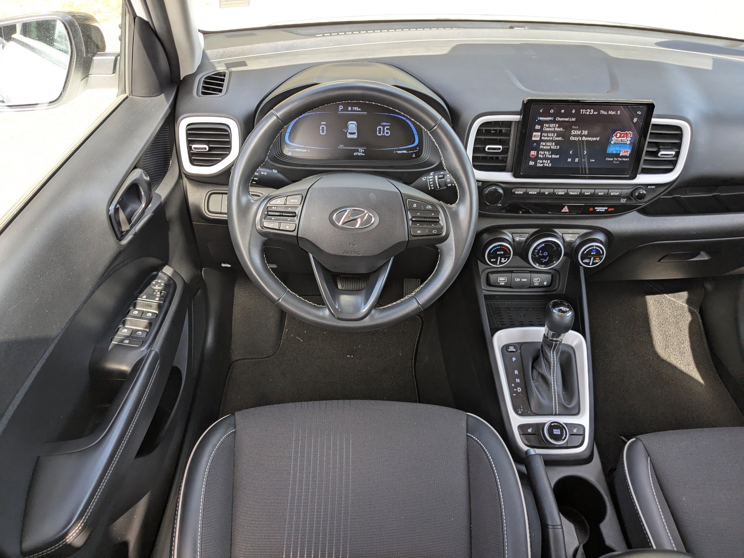 Used 2024 Hyundai Venue Limited image 15
