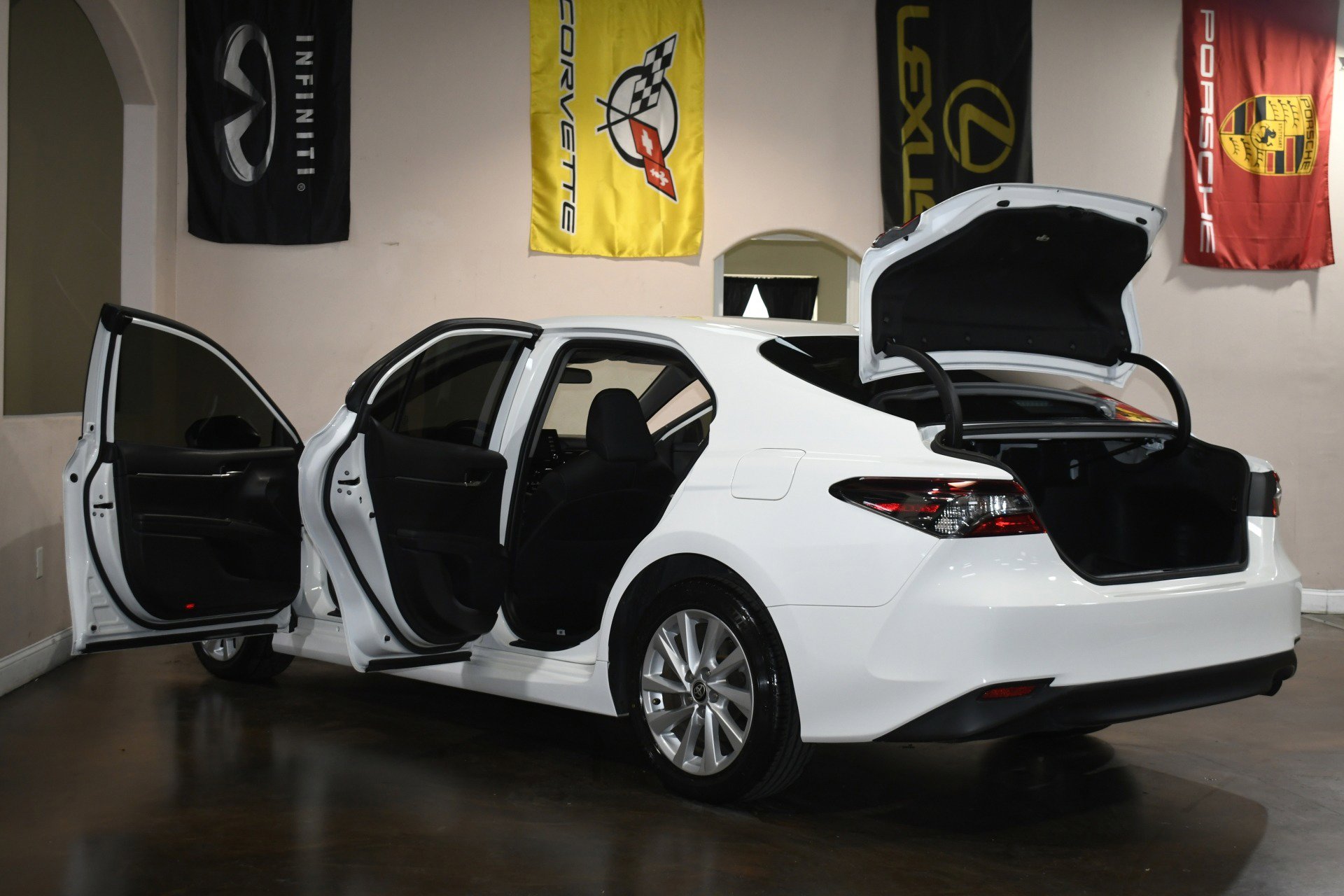 Used 2021 Toyota Camry LE image 92