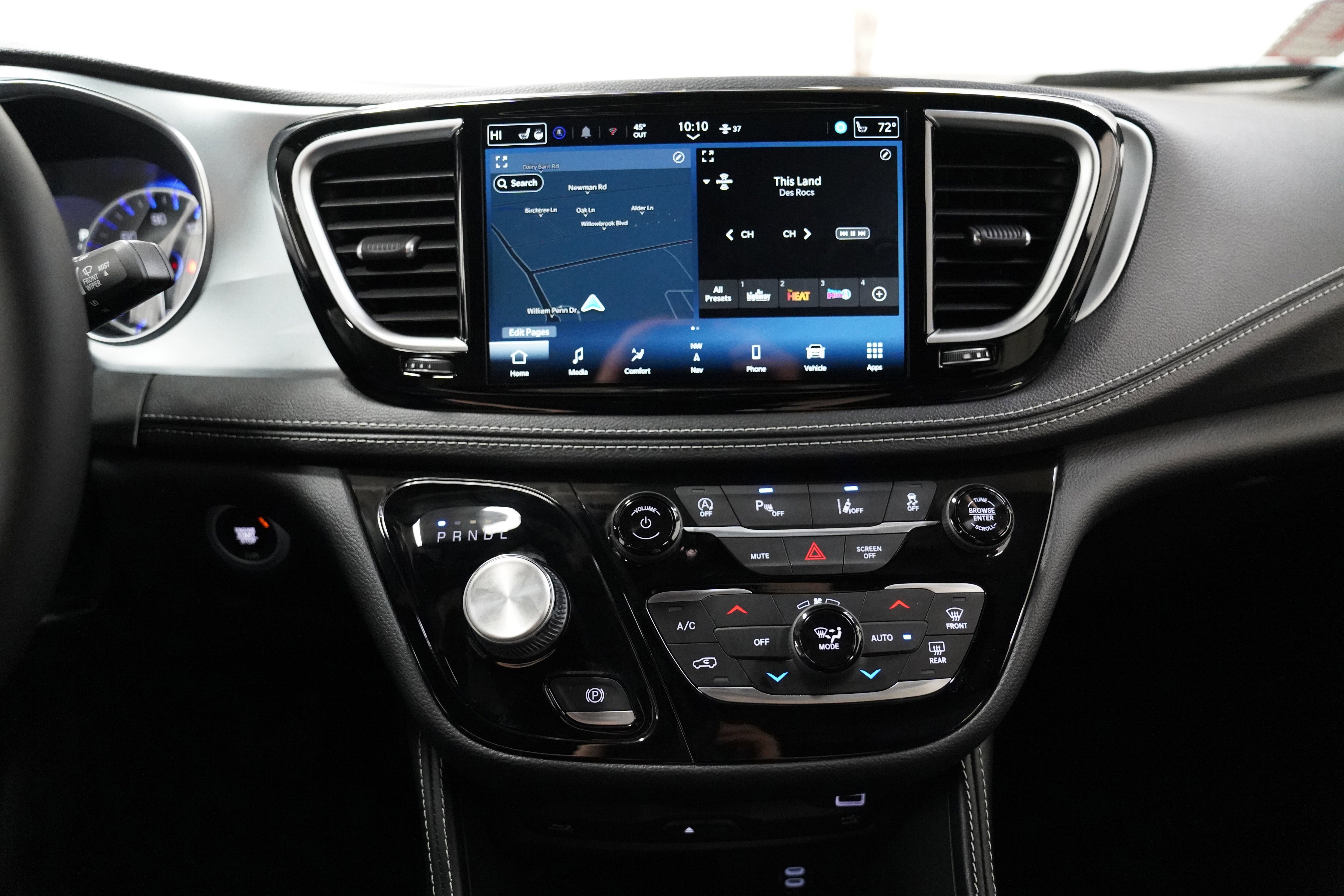 New 2026 Chrysler Pacifica Limited w/ Uconnect Theater Family Group image 24