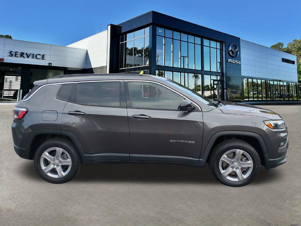 Used 2023 Jeep Compass Latitude w/ Convenience Group AWD/4WD image 3