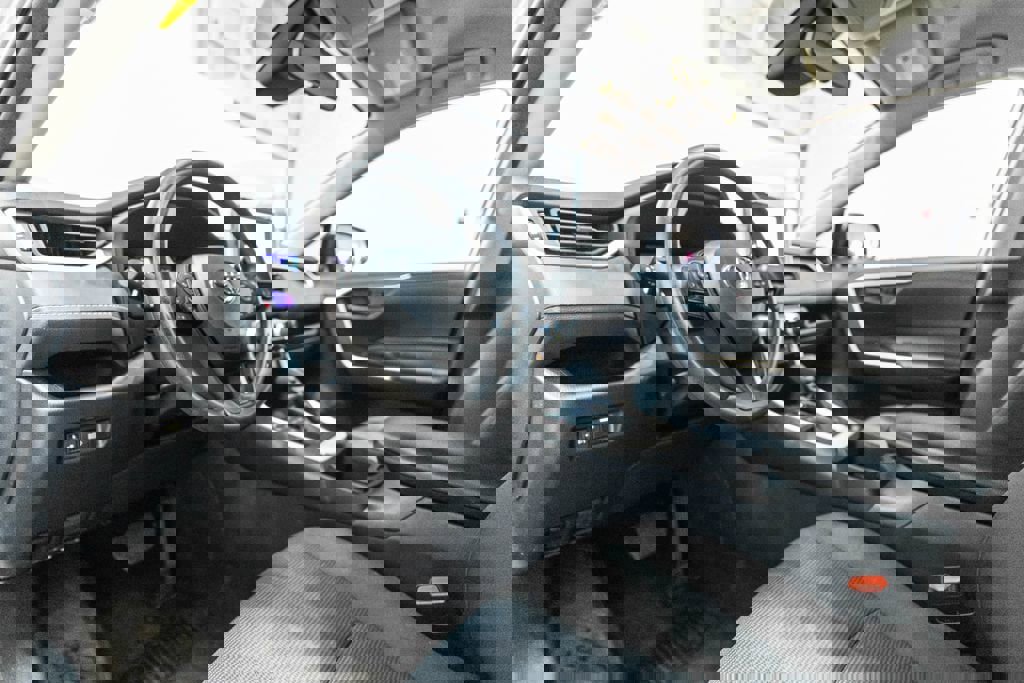 Used 2024 Toyota RAV4 LE AWD/4WD image 4