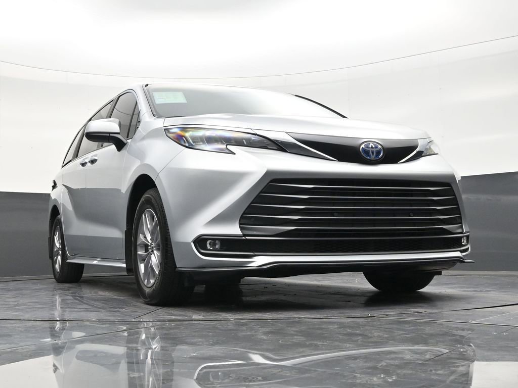 Used 2025 Toyota Sienna XLE image 26