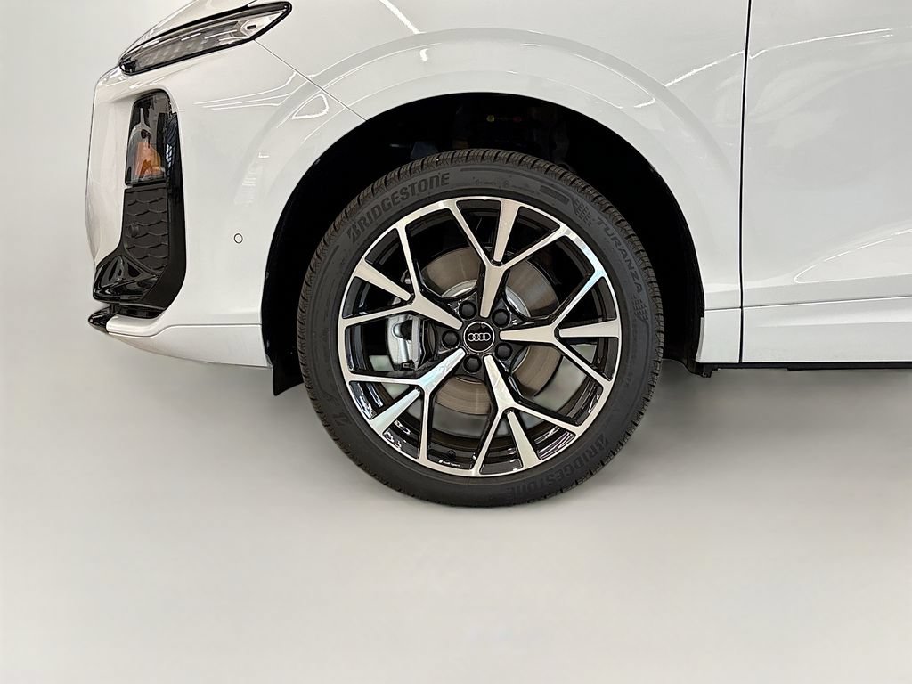 New 2026 Audi Q3 quattro 2.0T w/ 20" Wheel Package AWD/4WD image 23
