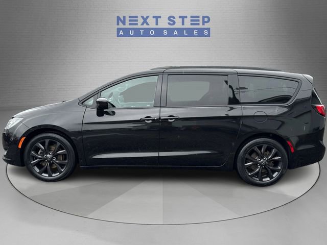 Used 2019 Chrysler Pacifica Touring-L w/ S Appearance Package image 4