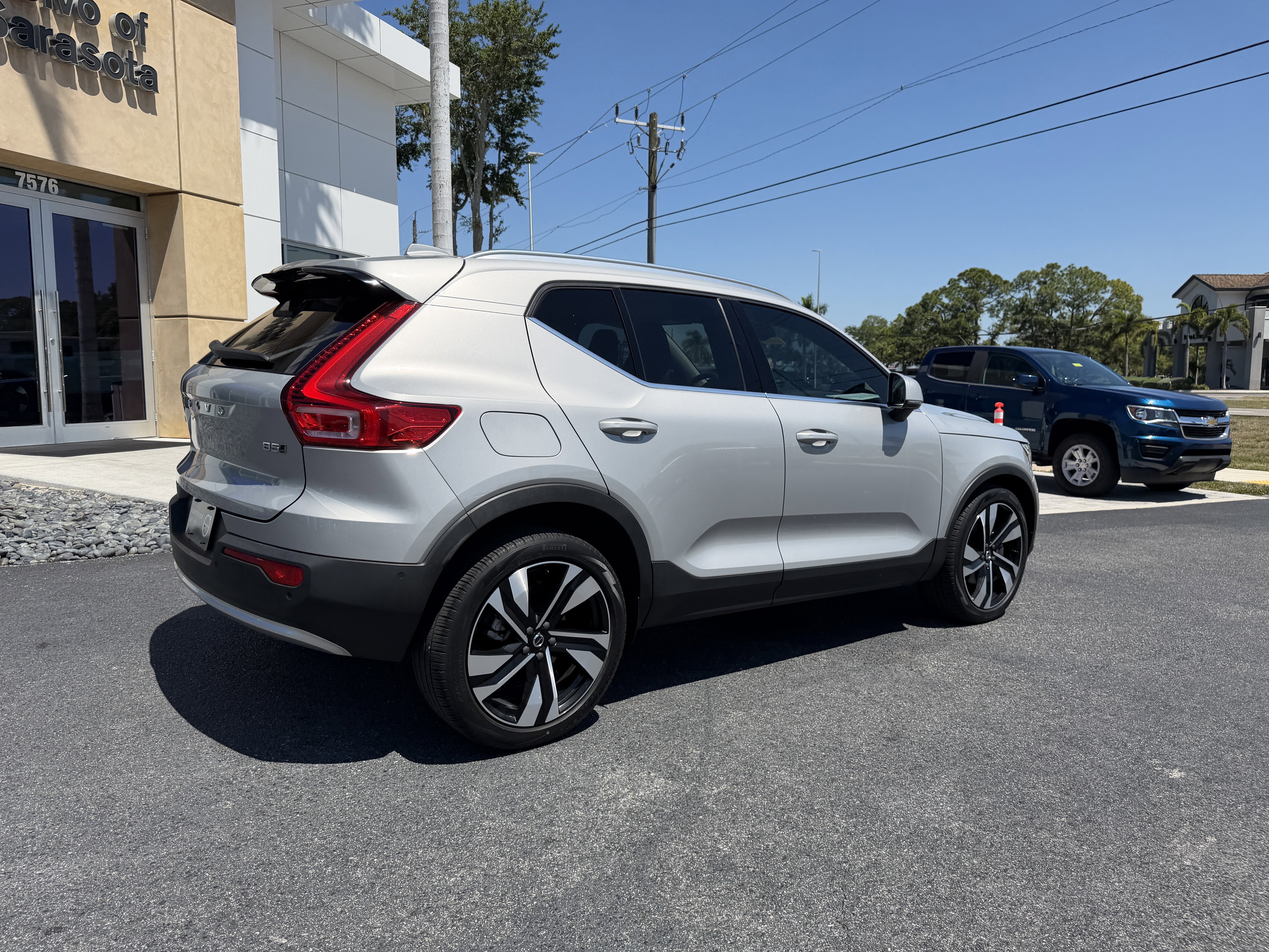 Certified 2023 Volvo XC40 B5 Plus w/ Driver Assist Package AWD/4WD image 3