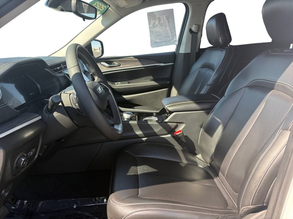 Used 2023 Jeep Grand Cherokee L Limited RWD image 10