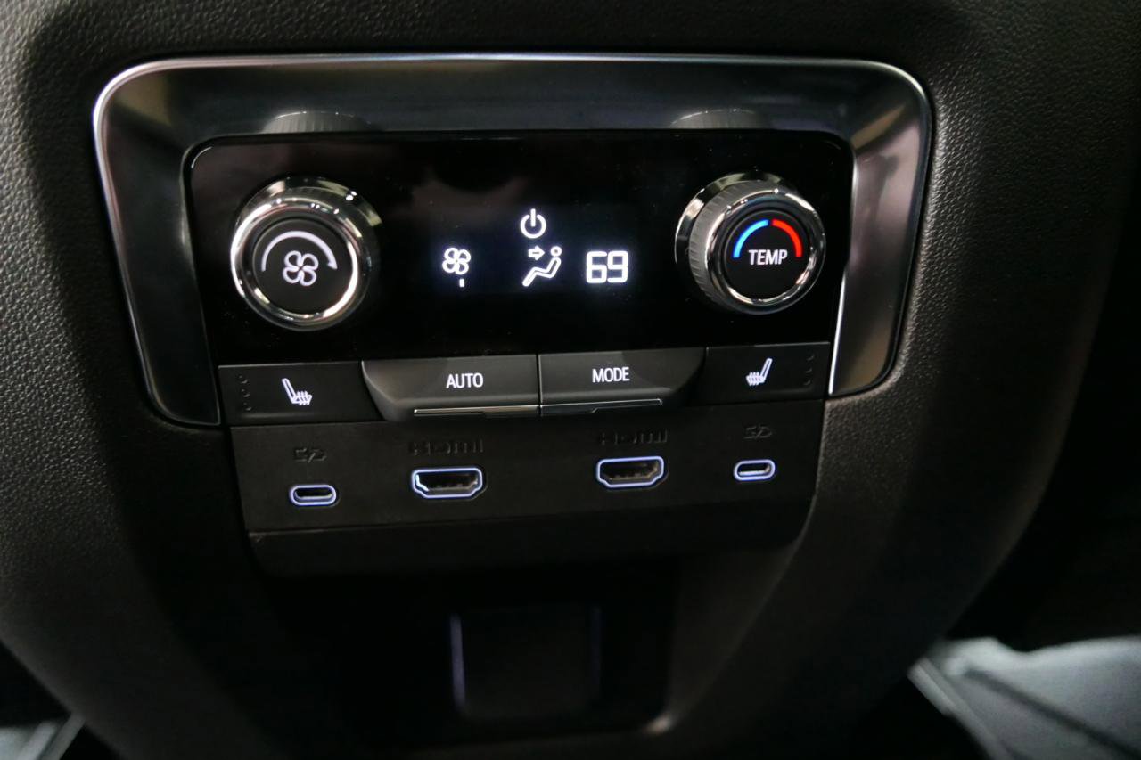 Used 2025 Chevrolet Suburban High Country image 34