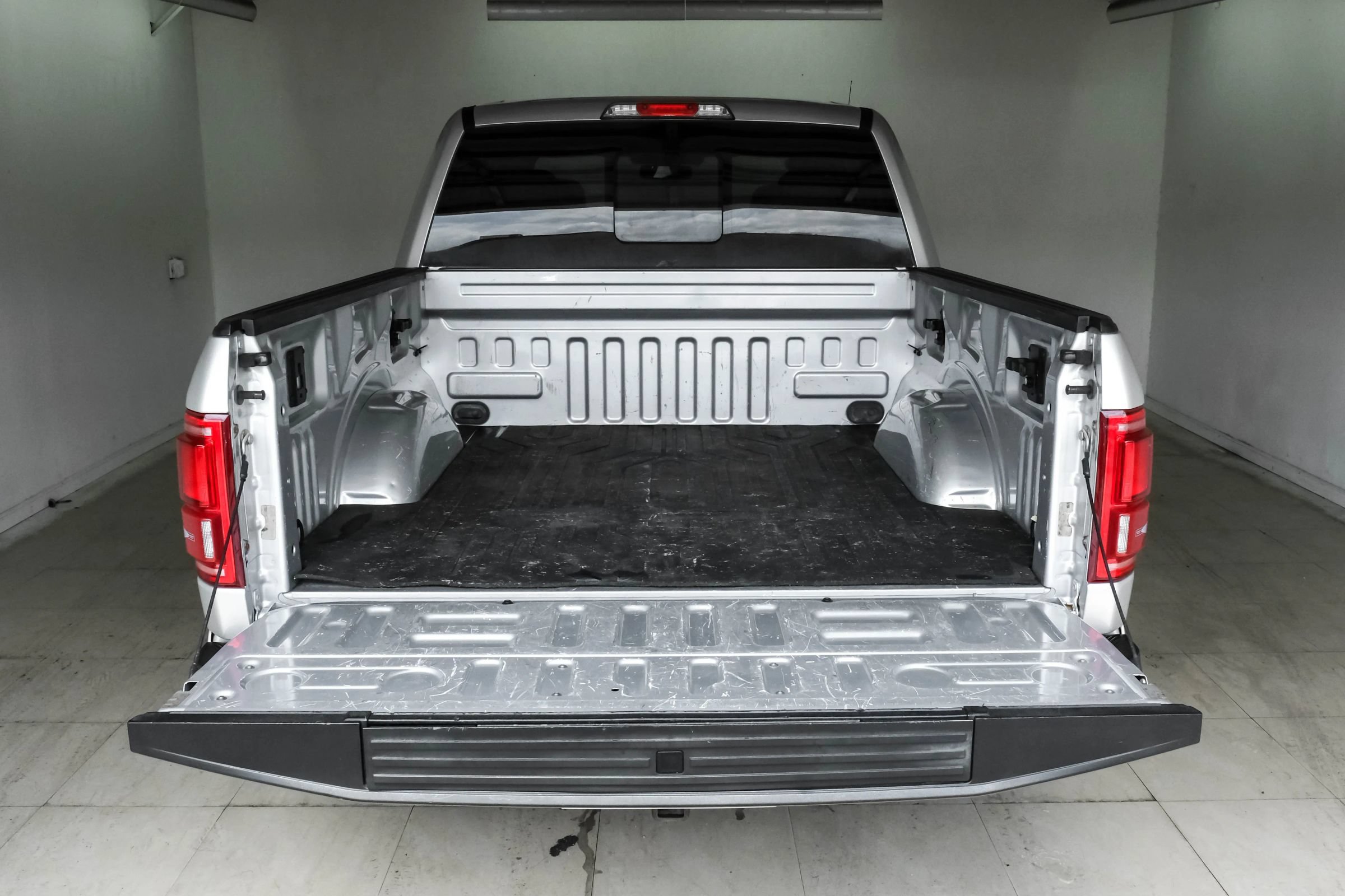 Used 2015 Ford F150 Platinum w/ Equipment Group 701A Luxury RWD image 47