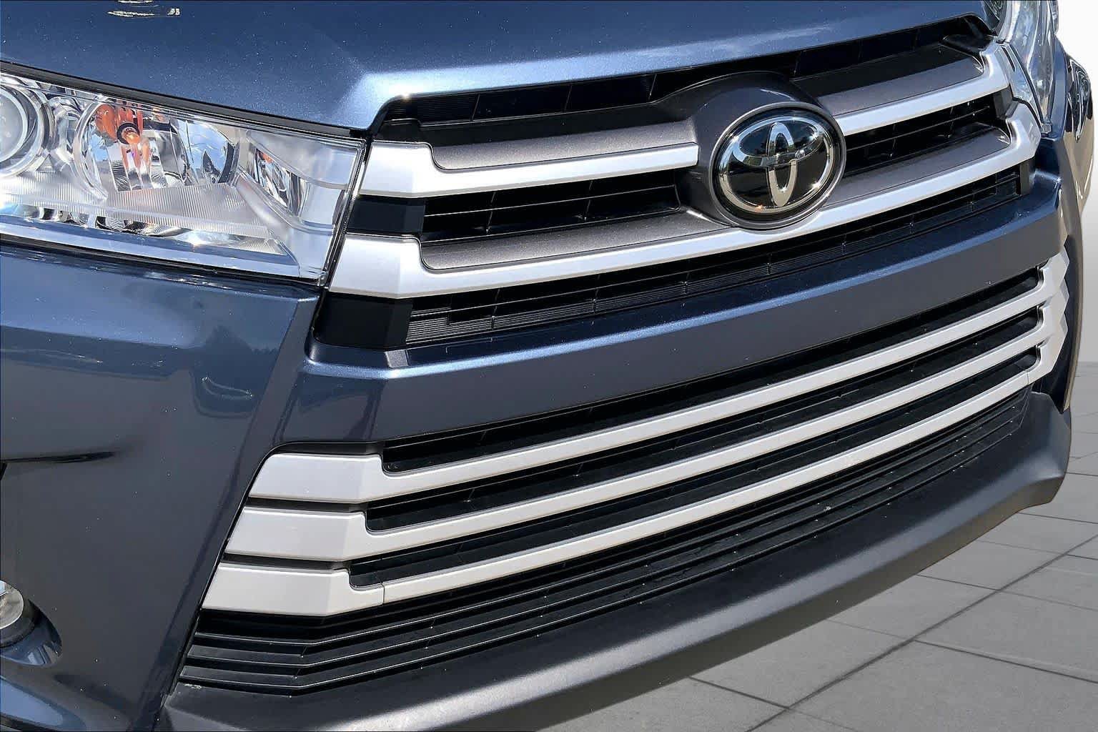 Used 2019 Toyota Highlander XLE AWD/4WD image 32
