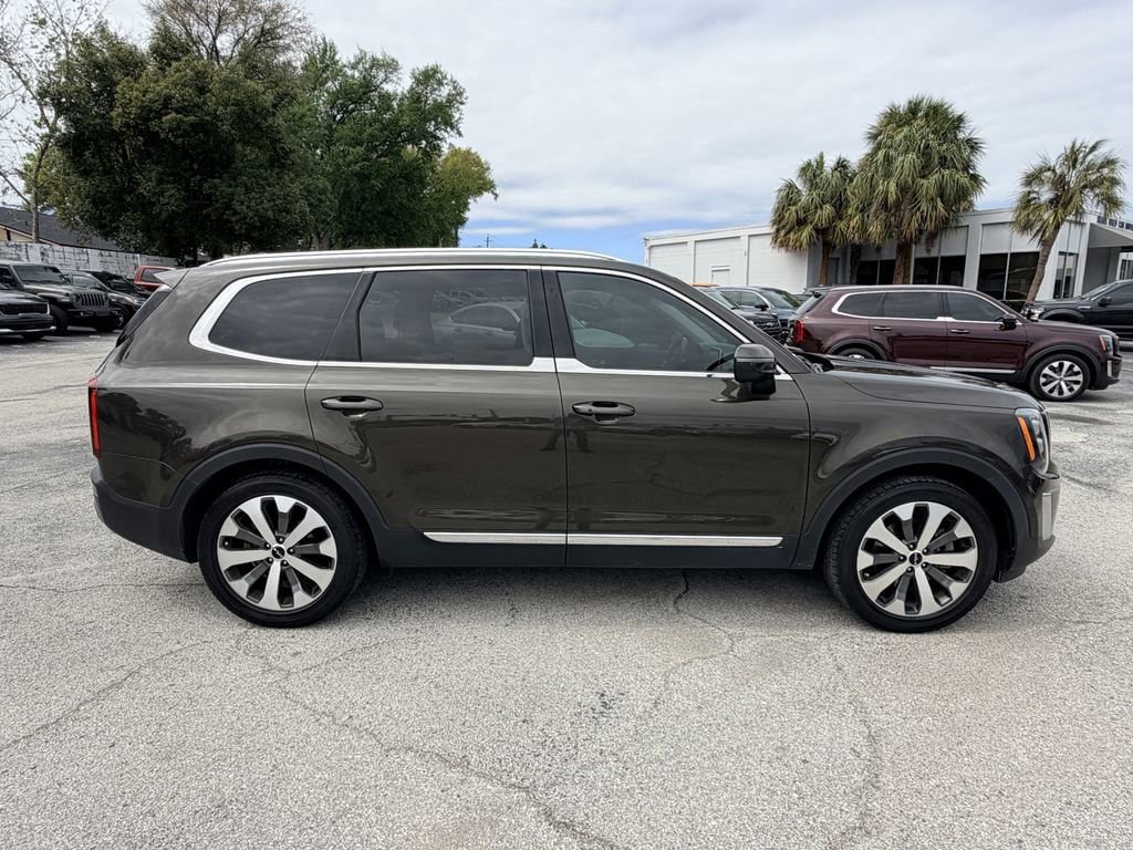 Used 2022 Kia Telluride EX w/ EX Premium Package image 3