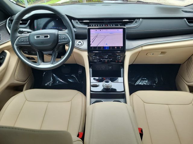Used 2025 Jeep Grand Cherokee Limited AWD/4WD image 2