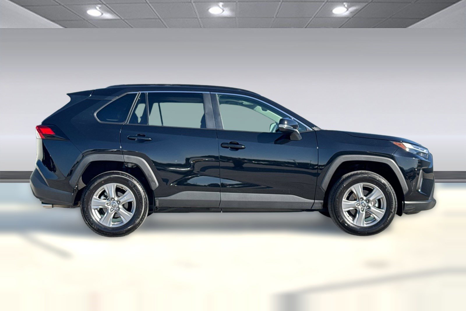 Used 2025 Toyota RAV4 XLE w/ Convenience Package image 2