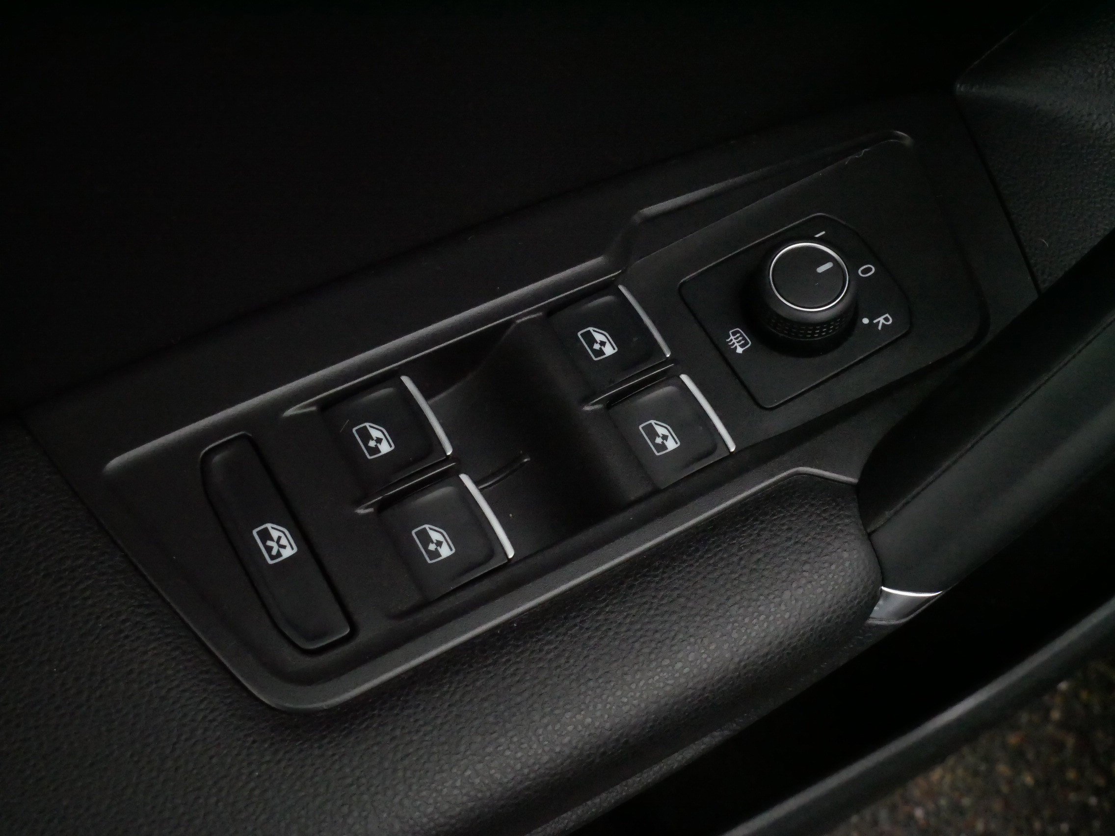 Certified 2020 Volkswagen Tiguan SE w/ Panoramic Sunroof Package image 19