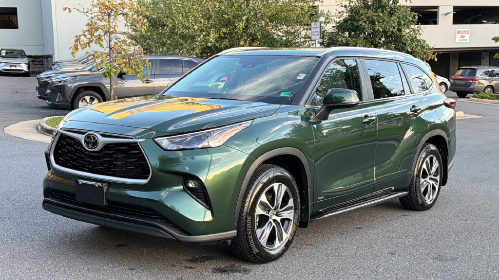Used 2025 Toyota Highlander XLE AWD/4WD image 2