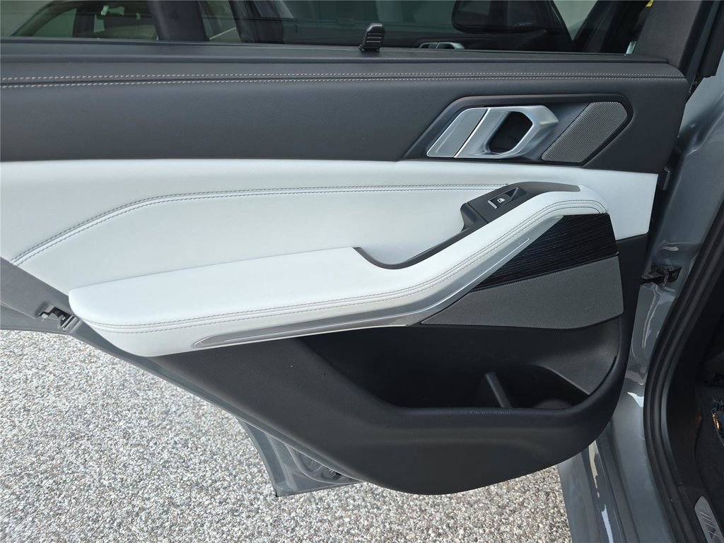 Used 2024 BMW X5 xDrive40i w/ Executive Package image 12