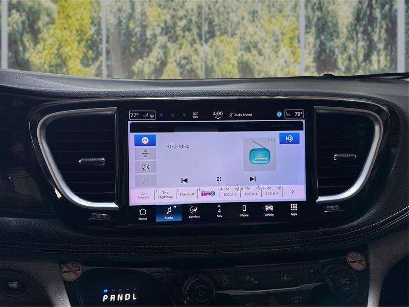 Used 2023 Chrysler Pacifica Limited FWD image 16