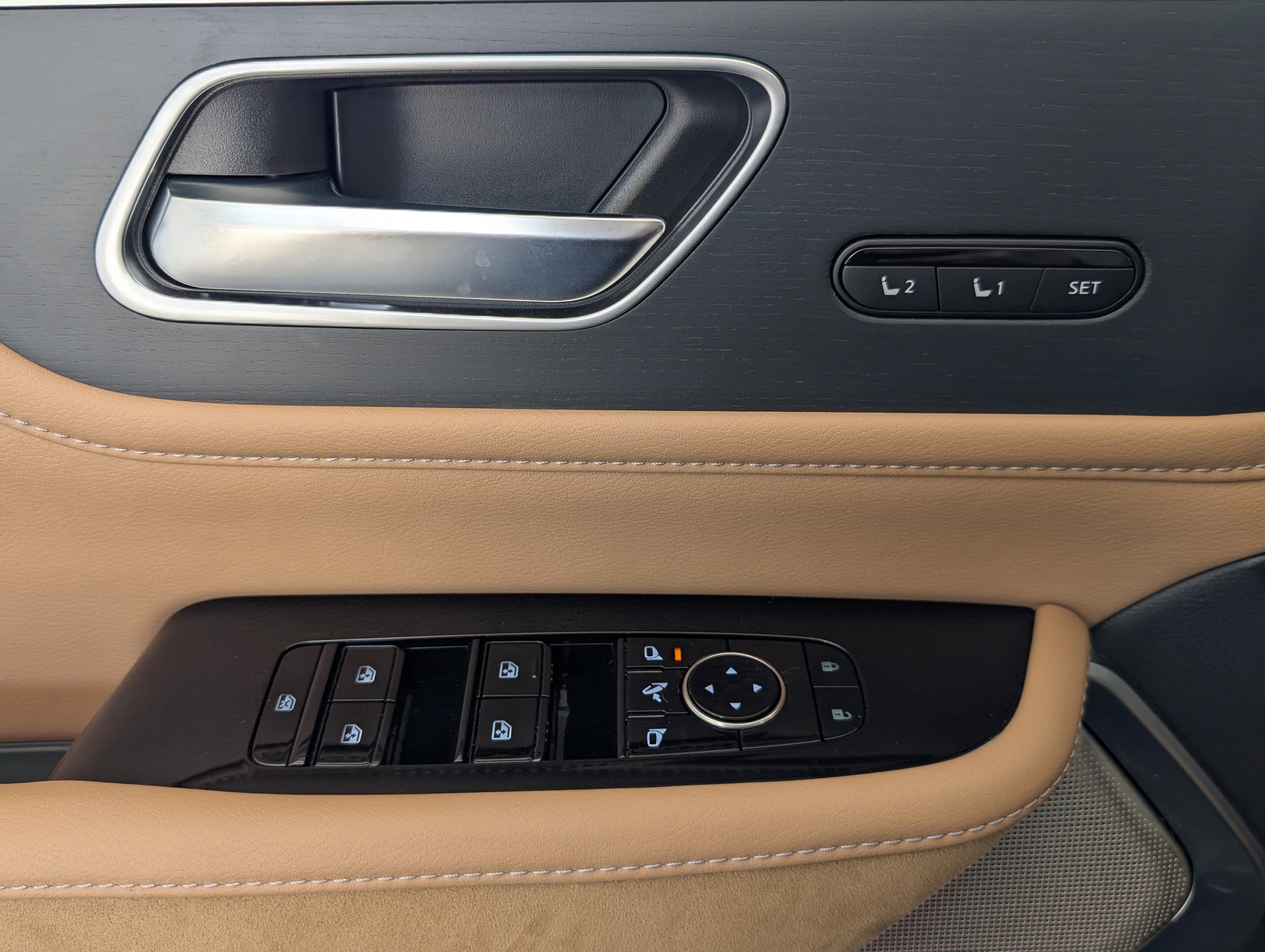 Used 2025 INFINITI QX80 Sensory image 16