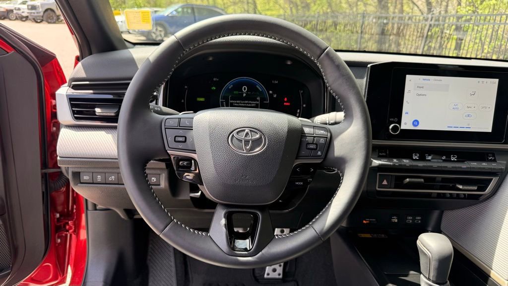 Used 2025 Toyota Camry SE image 11
