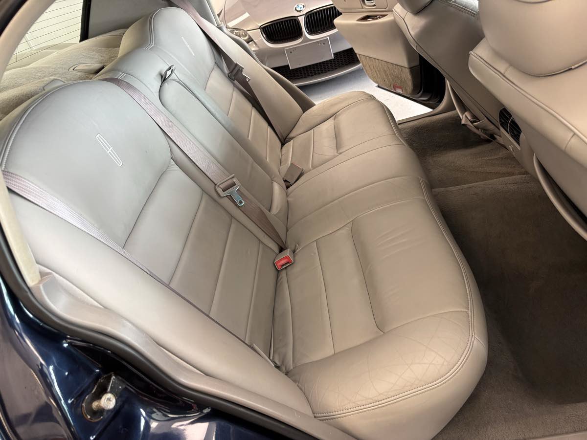 Used 2001 Lincoln Town Car Signature RWD image 20
