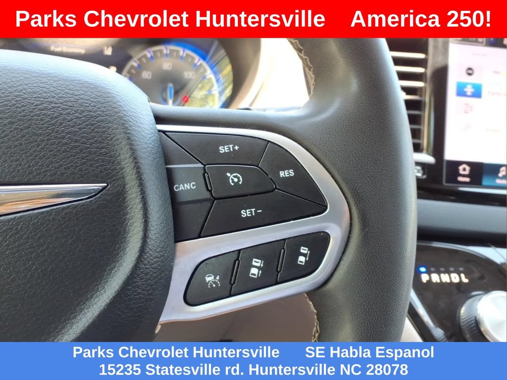 Used 2023 Chrysler Pacifica Touring-L FWD image 14