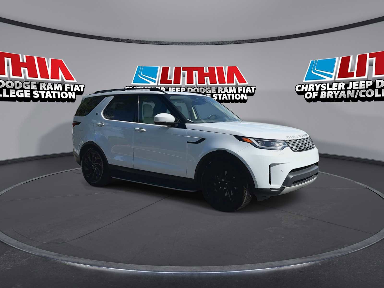 Used 2023 Land Rover Discovery S image 2