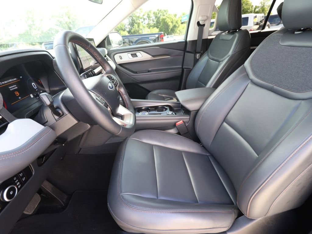 Certified 2025 Ford Explorer Active w/ Active Comfort Package RWD image 2