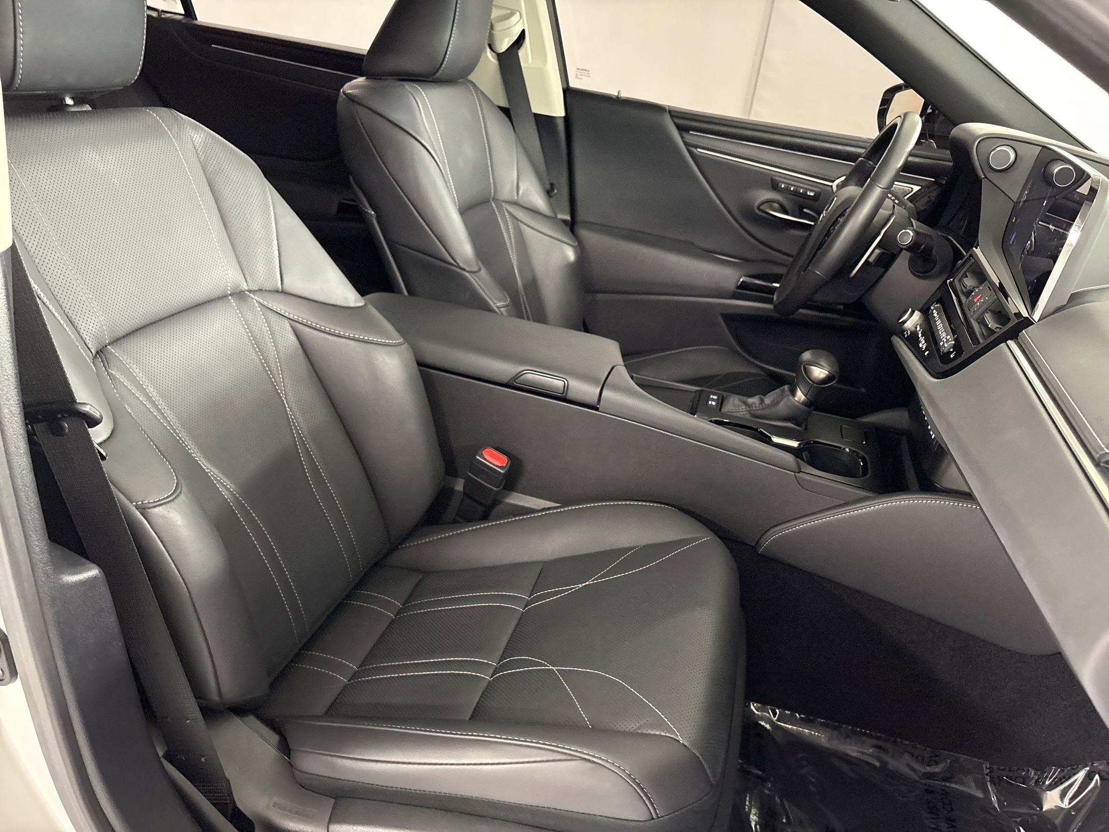 Used 2025 Lexus ES 300h w/ Luxury Package FWD image 31