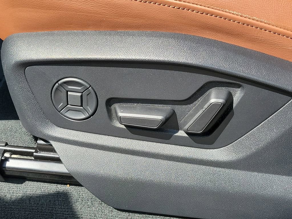 Used 2024 Audi Q8 Premium image 28