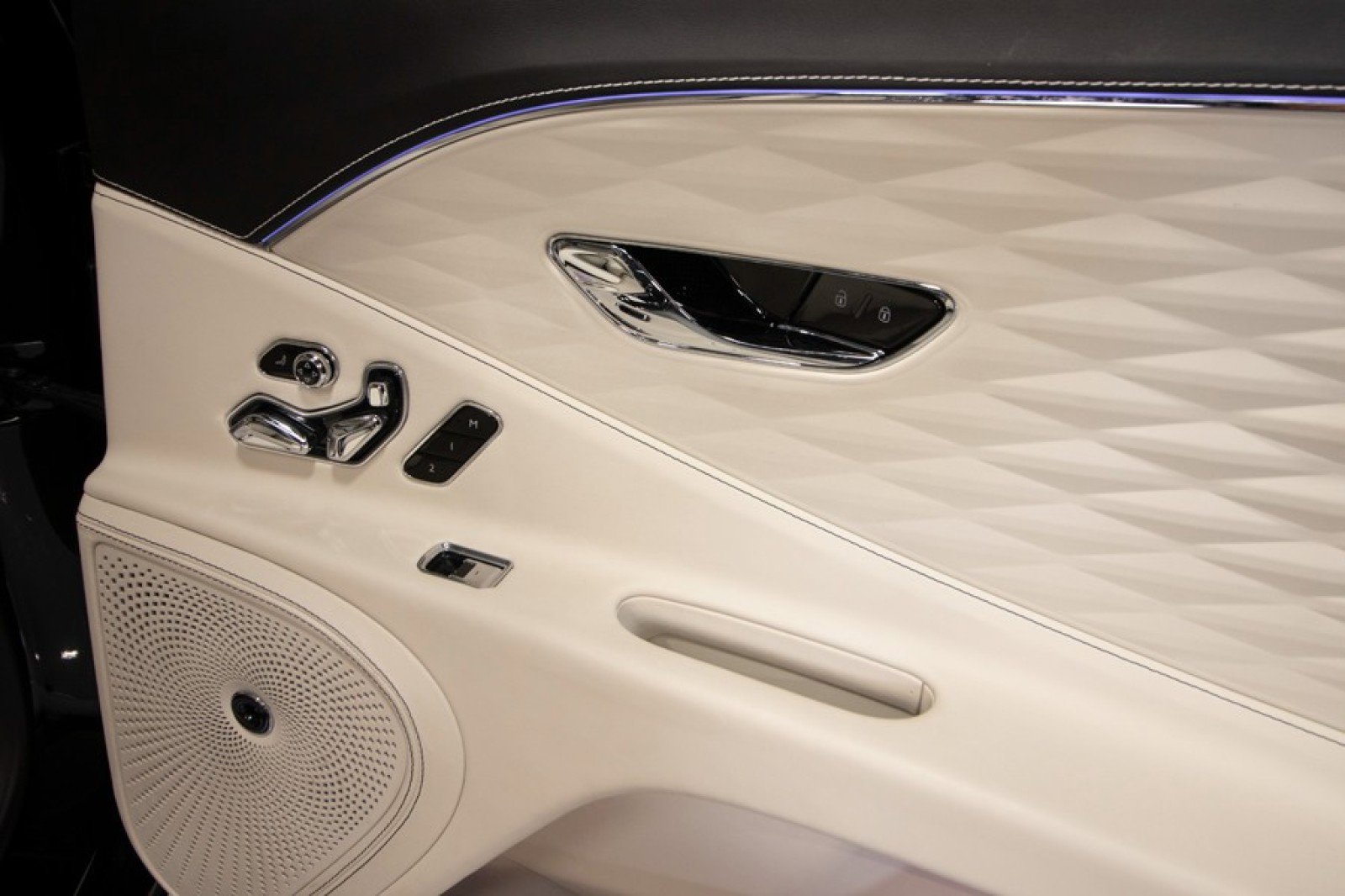 Used 2023 Bentley Flying Spur Azure image 60