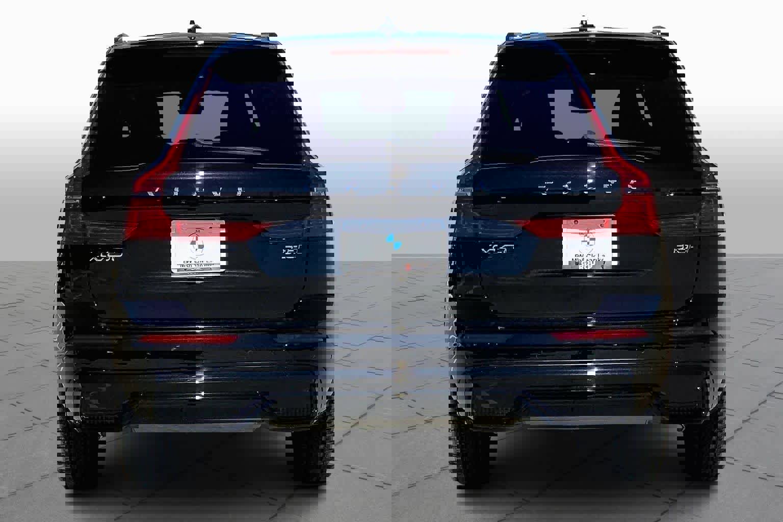 Used 2025 Volvo XC60 B5 Plus image 4