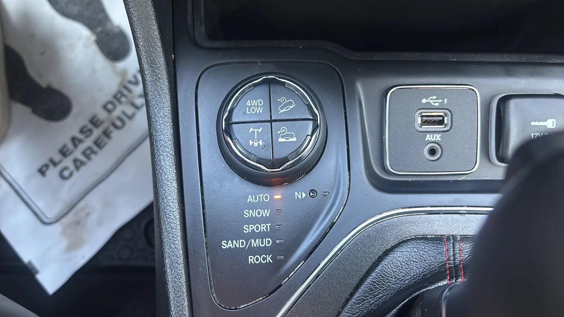 Used 2019 Jeep Cherokee Trailhawk AWD/4WD image 27