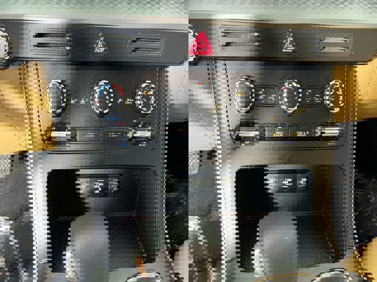 Used 2023 Kia Carnival LX image 24