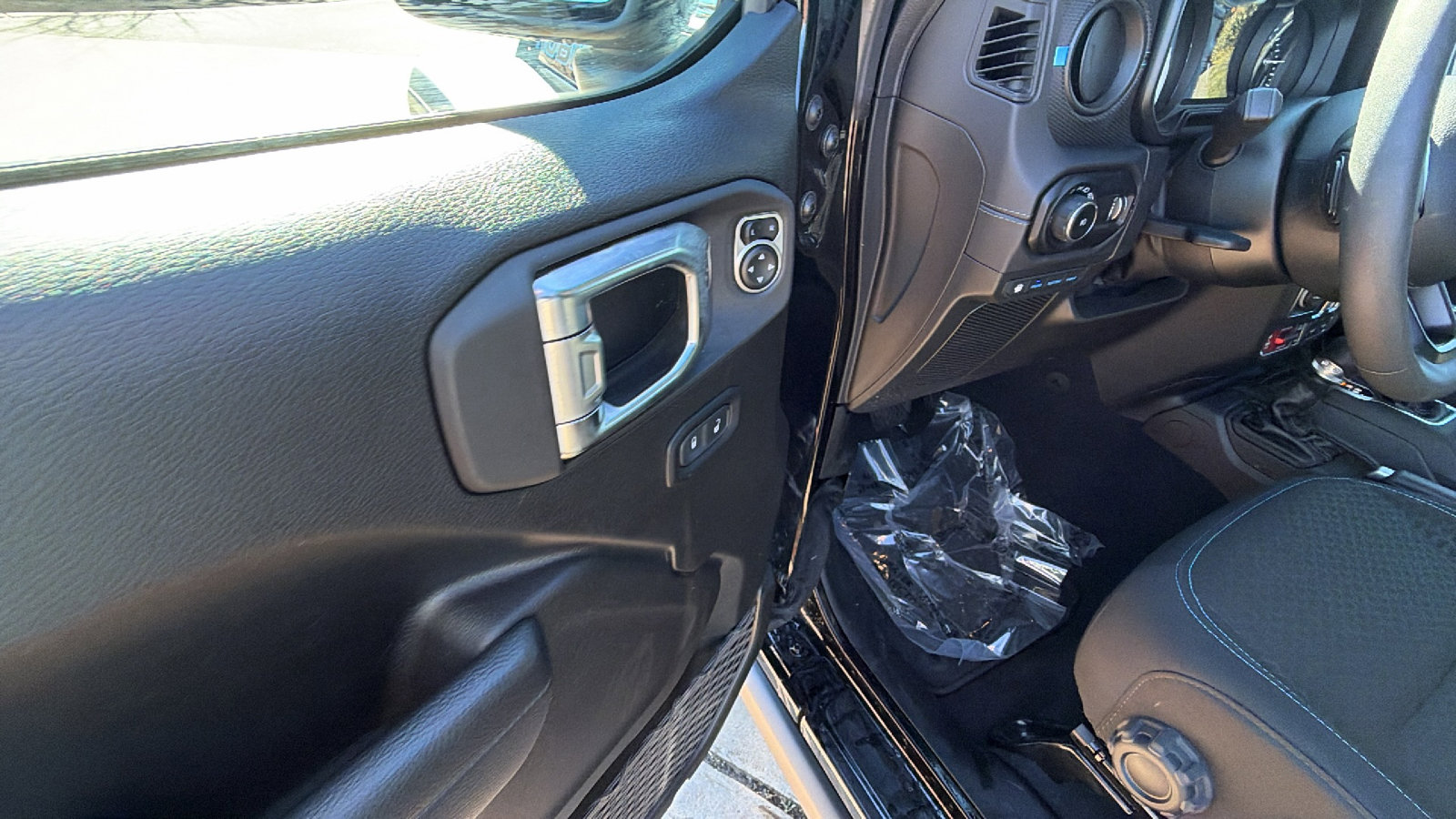 Used 2025 Jeep Wrangler Unlimited Rubicon 4xe w/ Convenience Group image 15