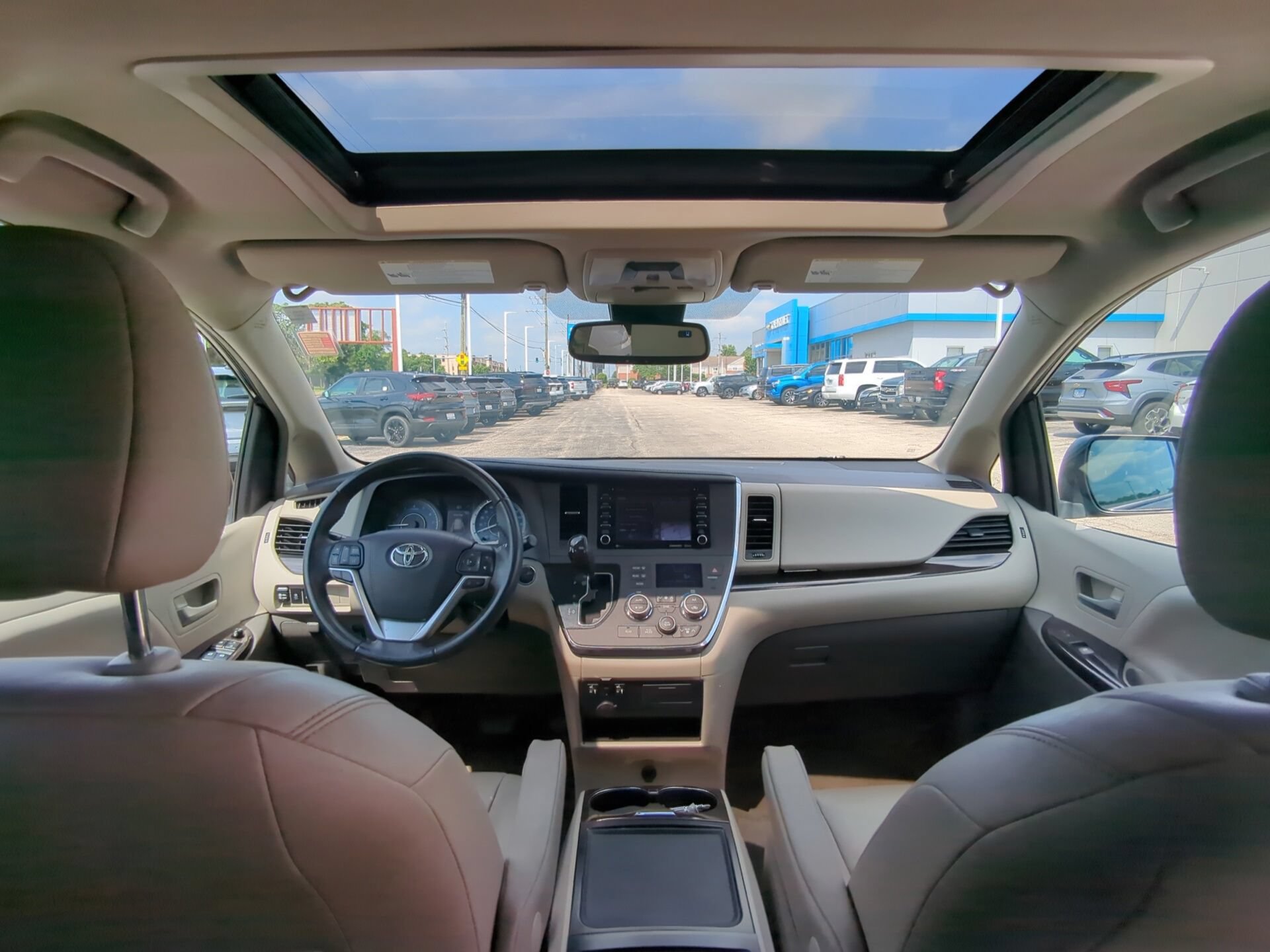 Used 2018 Toyota Sienna XLE w/ XLE Navigation Package FWD image 14