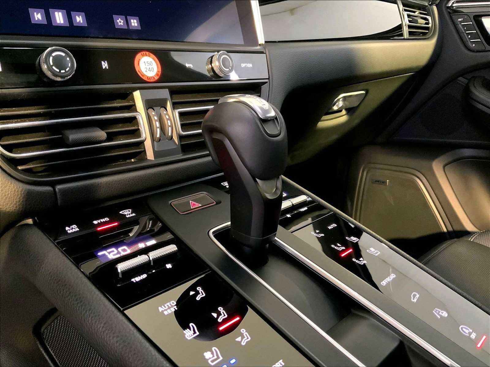 Certified 2025 Porsche Macan image 17