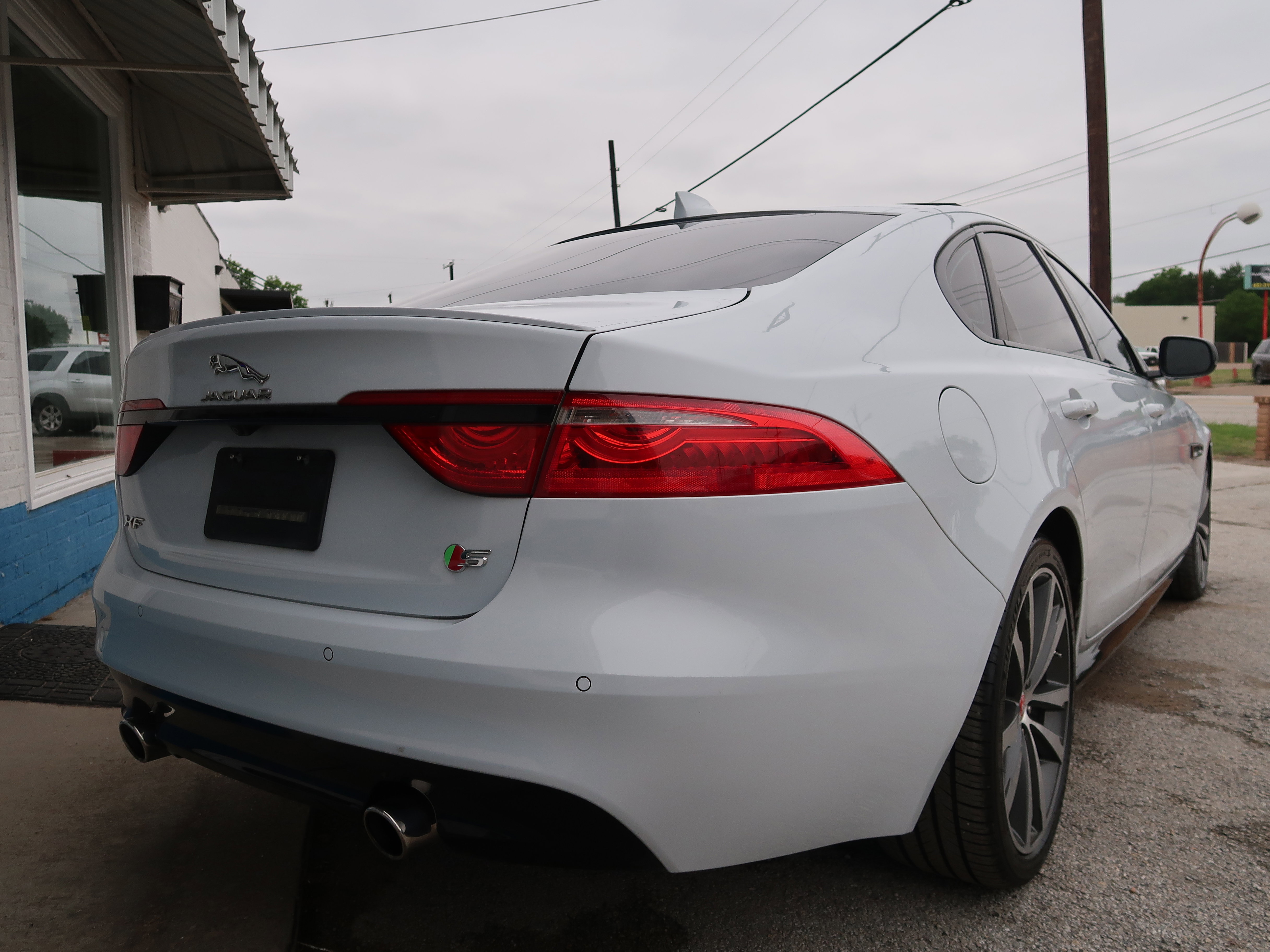 Used 2016 Jaguar XF S RWD image 8