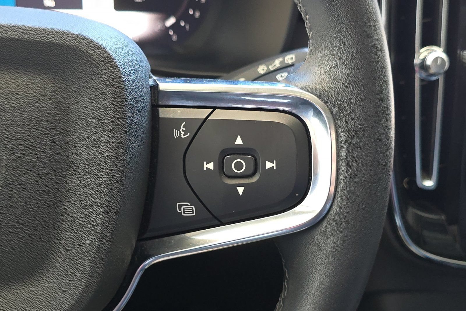Used 2023 Volvo XC40 B5 Ultimate AWD/4WD image 29