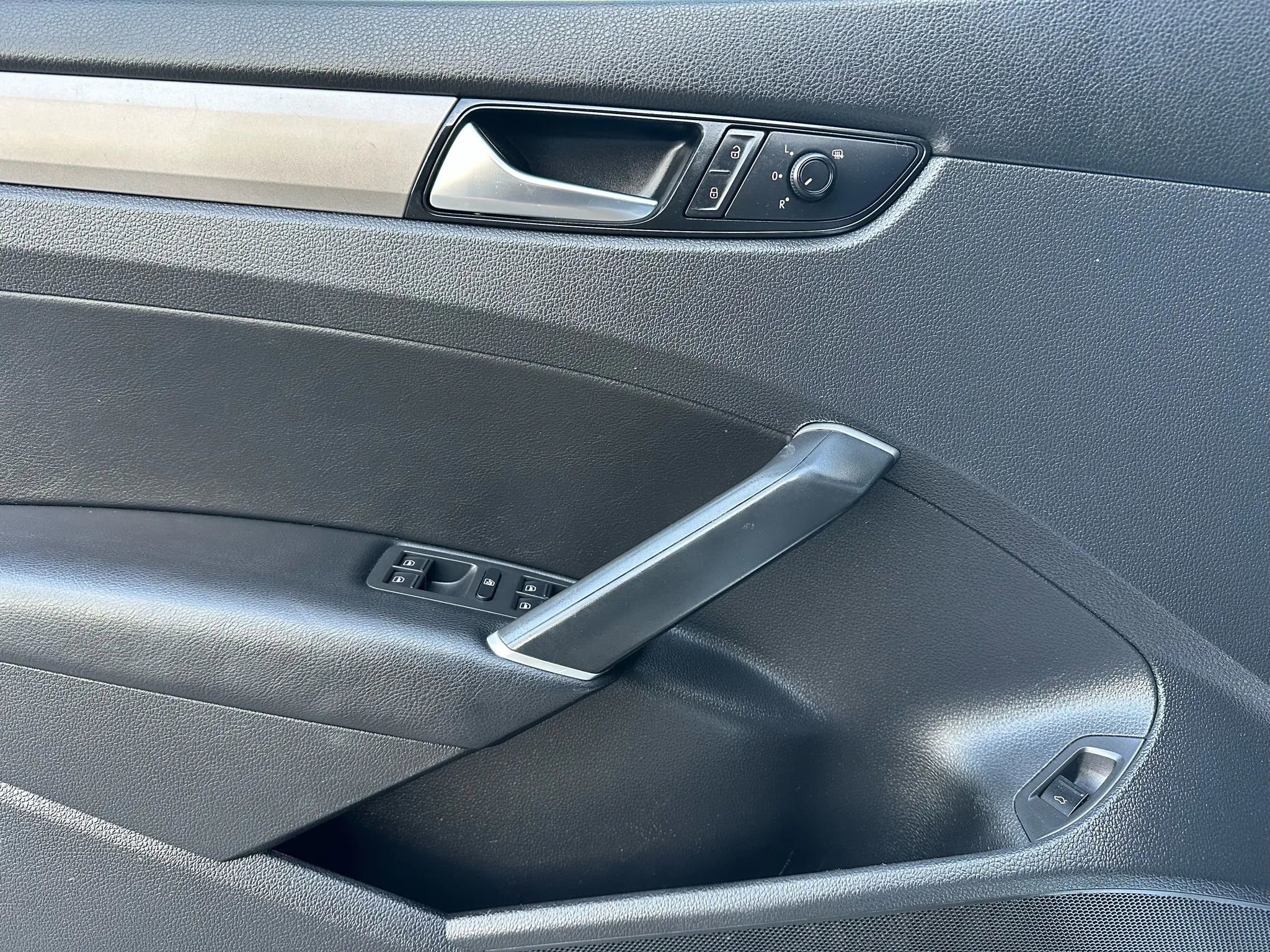 Used 2020 Volkswagen Passat 2.0T SE image 9