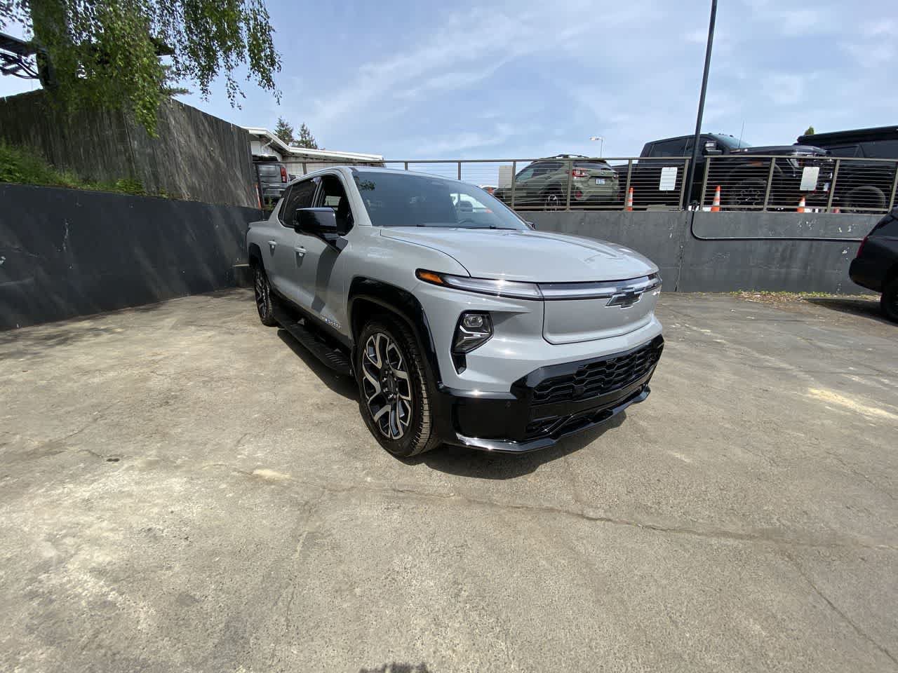 Used 2025 Chevrolet Silverado EV RST AWD/4WD image 8