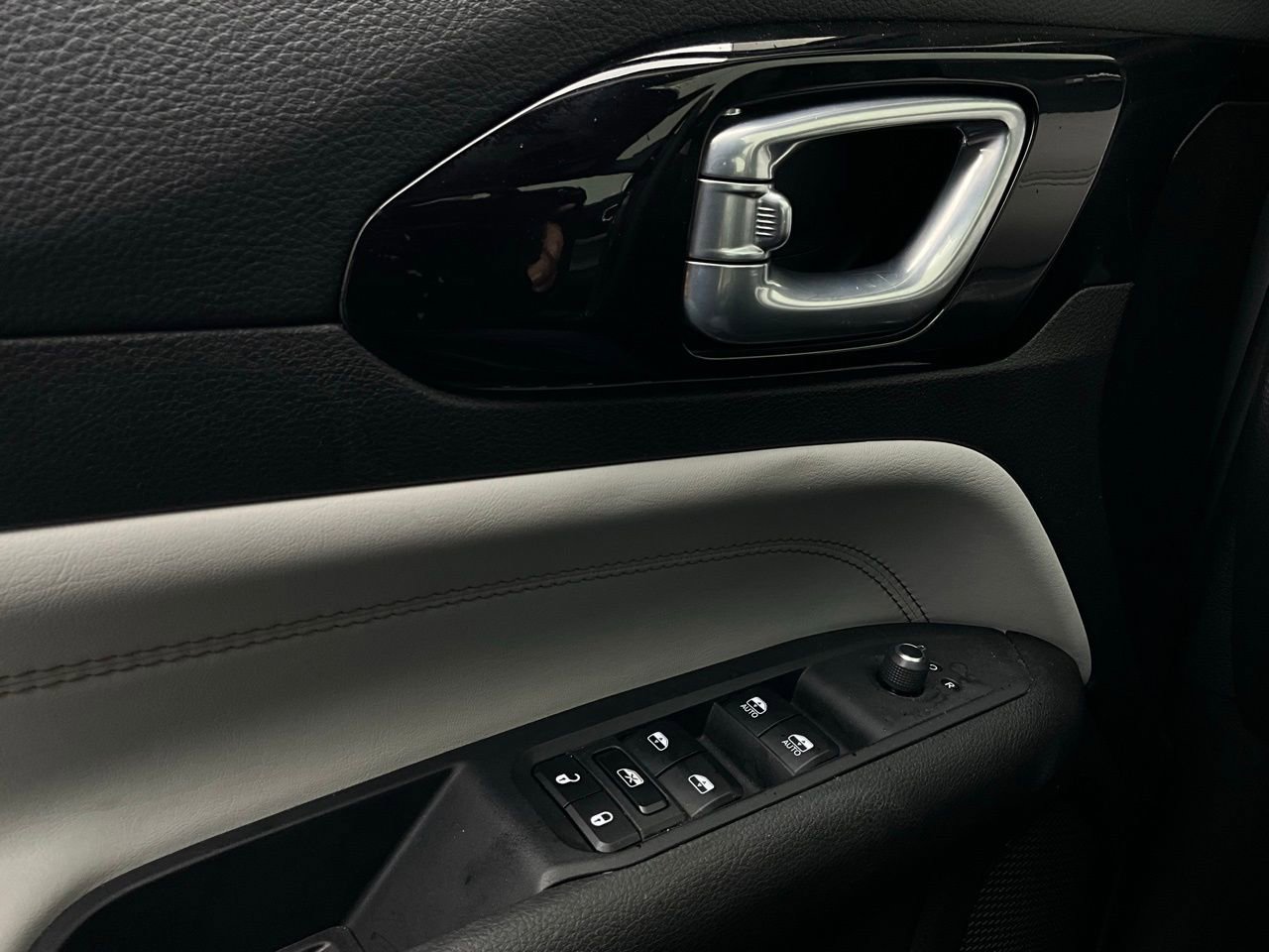 Used 2025 Jeep Compass Limited image 21